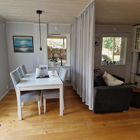 Skaergardsidyll Pa Bjoerkoe Med Gangavstand Till Havet Skarvik Exterior photo