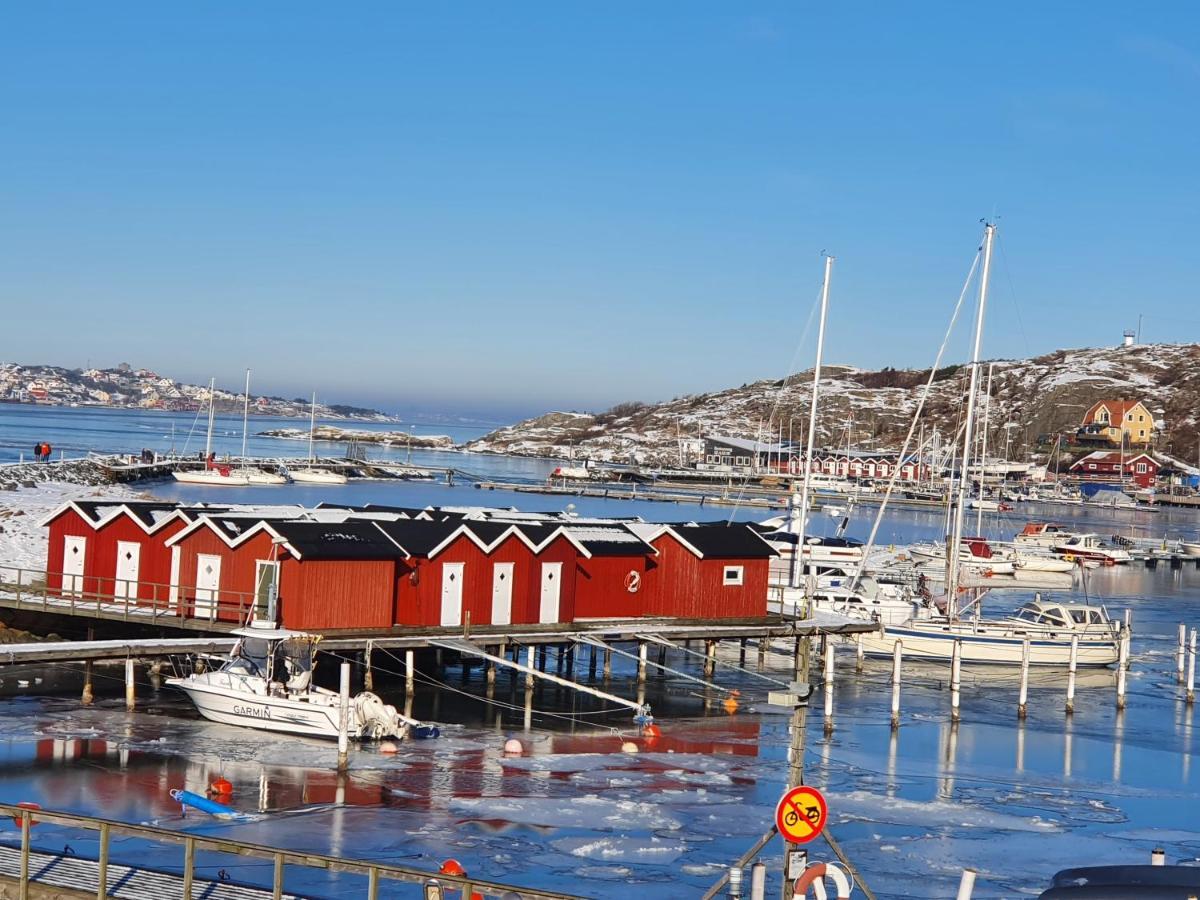 Skaergardsidyll Pa Bjoerkoe Med Gangavstand Till Havet Skarvik Exterior photo